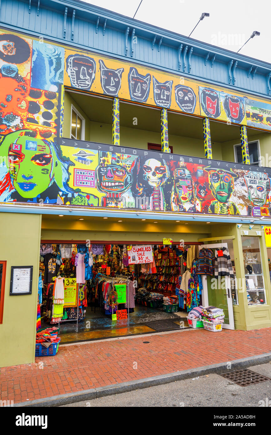 Colorido shopfront inusuales con extrañas caras en una tienda en la calle comercial en el centro de bohemia Provincetown (P-Town), Cape Cod, Nueva Inglaterra, EE.UU. Foto de stock