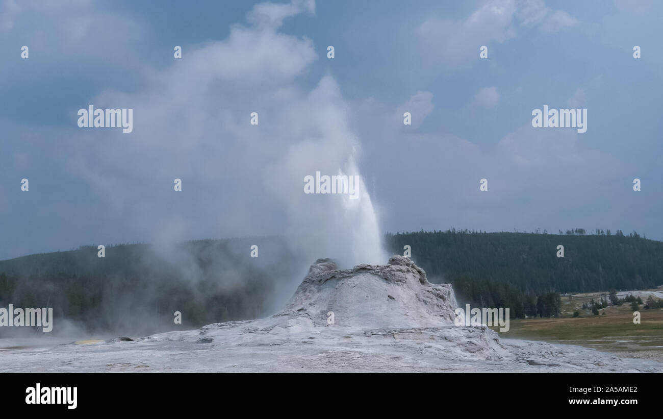 Plano amplio de castle geyser en Yellowstone Foto de stock