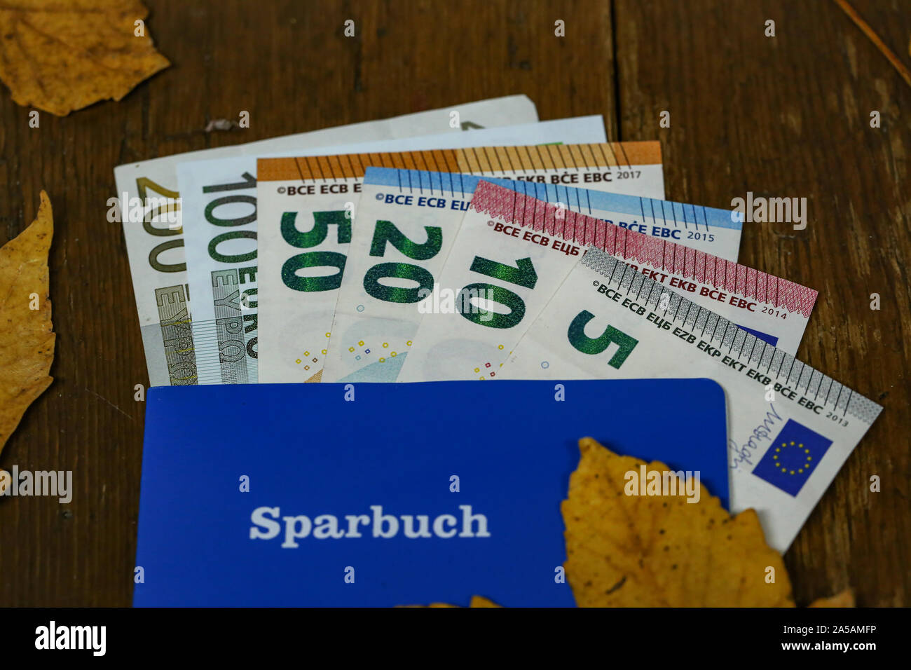 Euro dinero en una libreta de ahorro en una tabla. Texto en alemán - cartilla Foto de stock