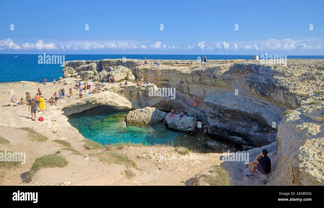Cueva de la poesía, una famosa piscina natural, roca Vecchia, Melendugno, Lecce, Puglia, Italia Foto de stock