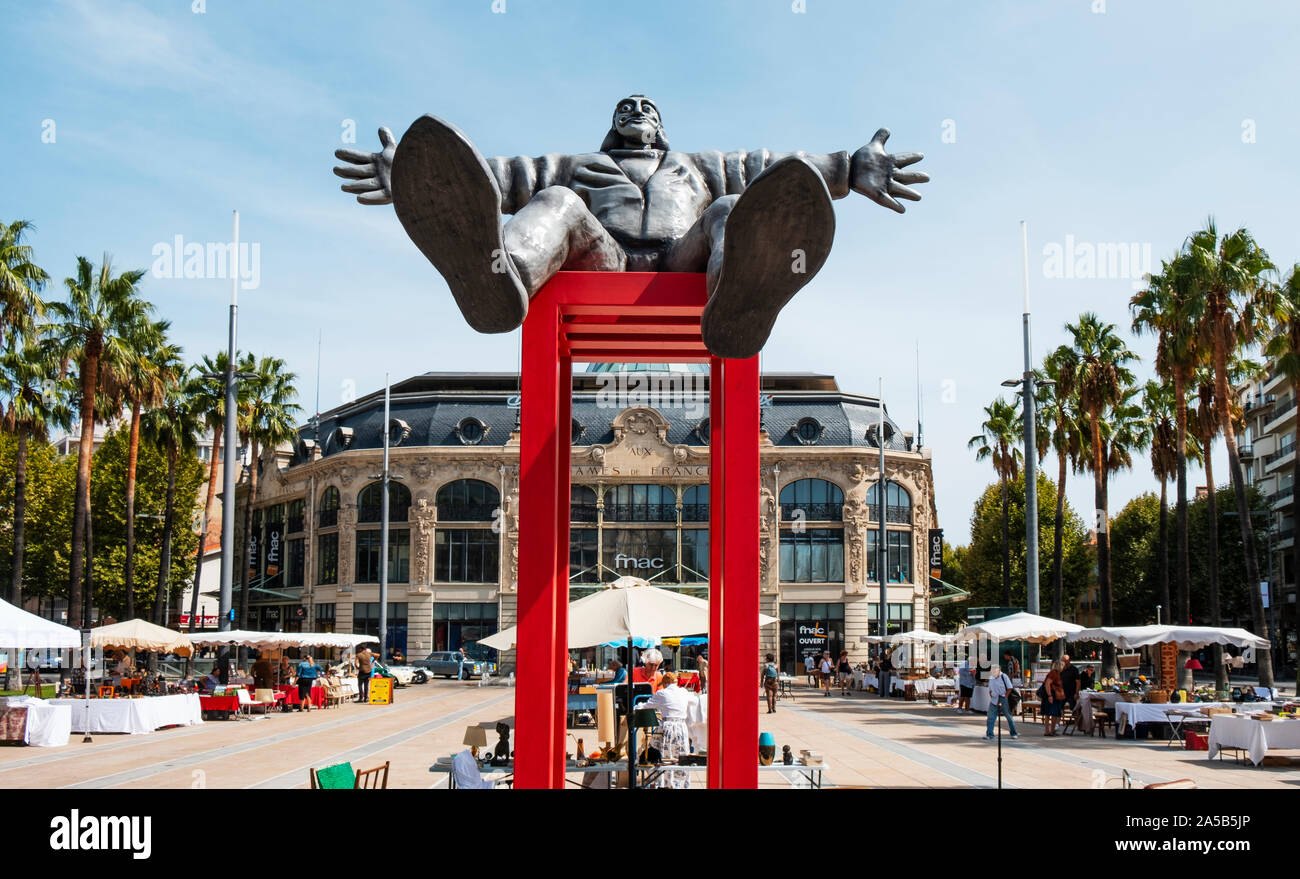 PERPIGNAN, Francia - 14 de septiembre de 2019: Plaza de Catalogne en Perpignan, Francia, destacando una estatua de Dalí en el primer plano y el aux Dames de fr Foto de stock