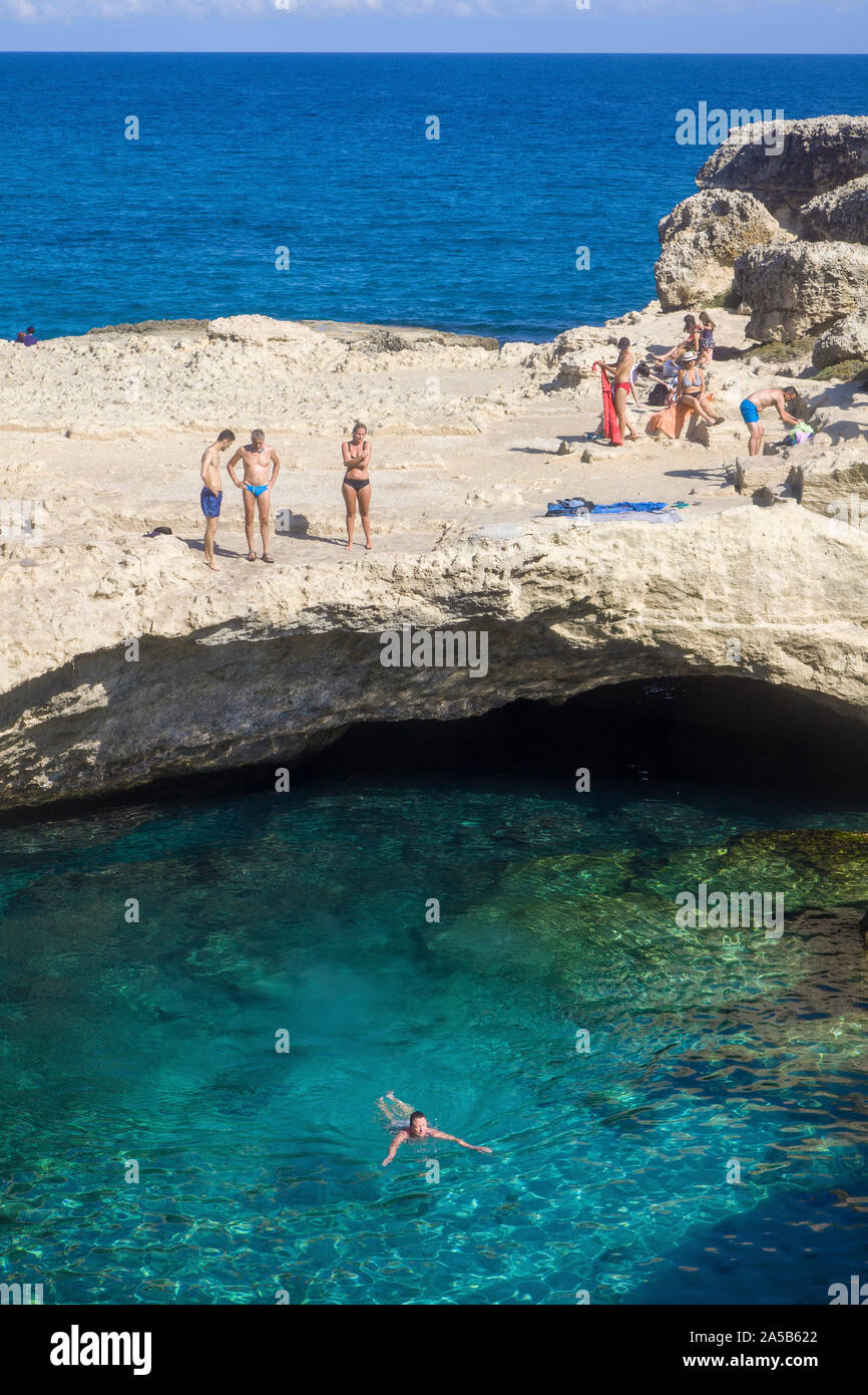 Cueva de la poesía, una famosa piscina natural, roca Vecchia, Melendugno, Lecce, Puglia, Italia Foto de stock