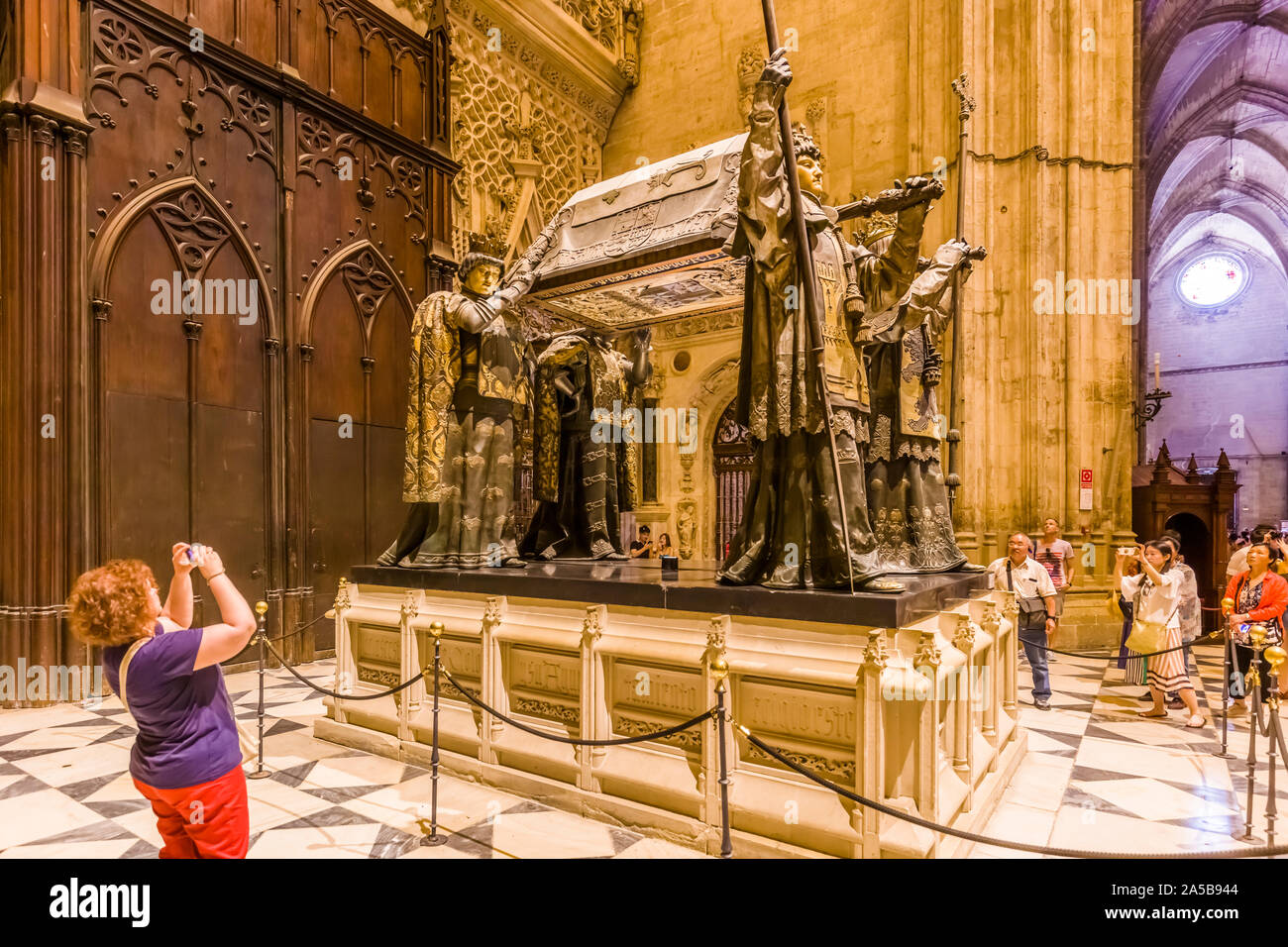 Tumba de christopher columbus en sevilla catedral sevilla fotografías e
