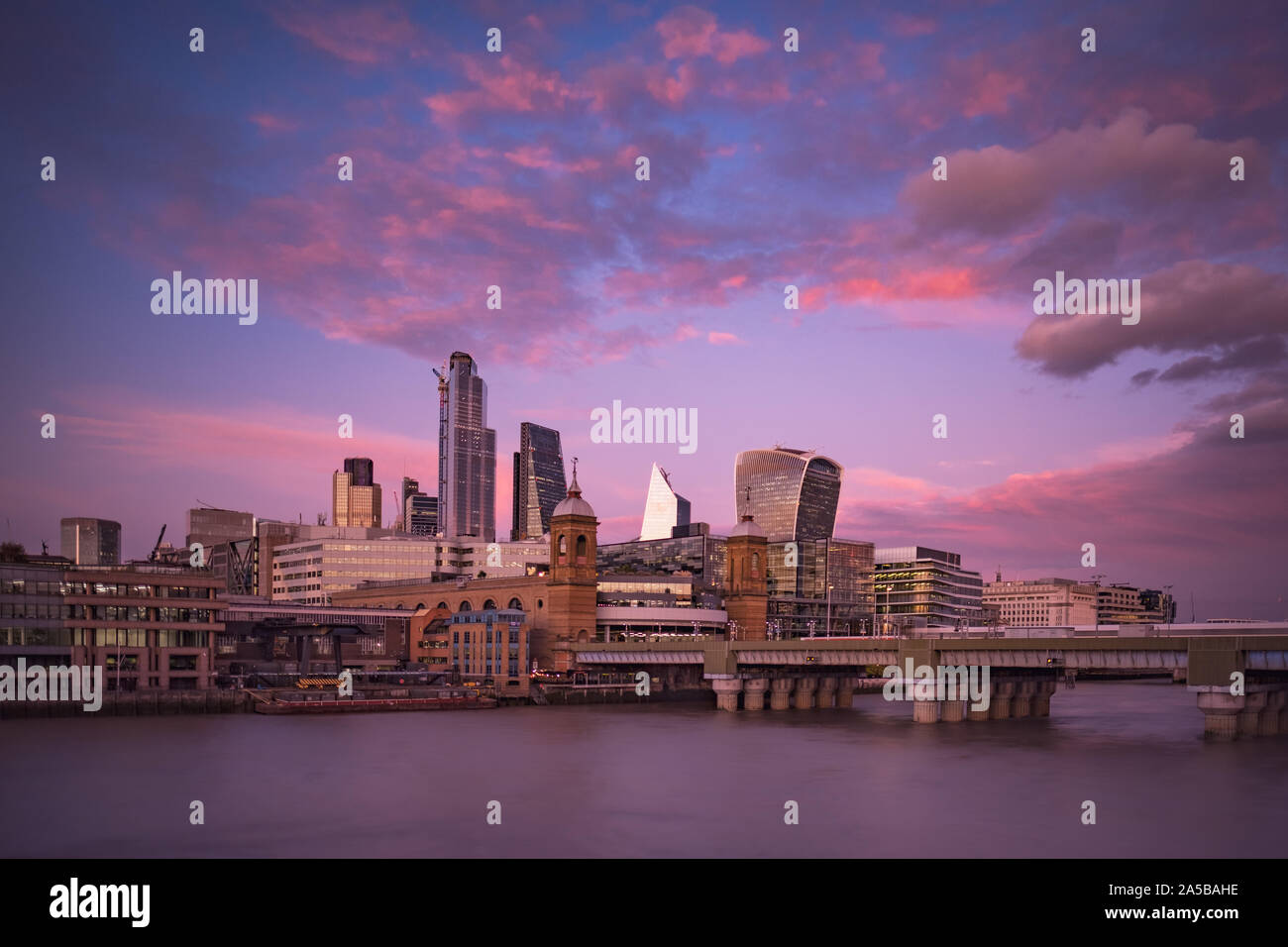 Vista de la ciudad de Londres y el Río Támesis al atardecer Foto de stock