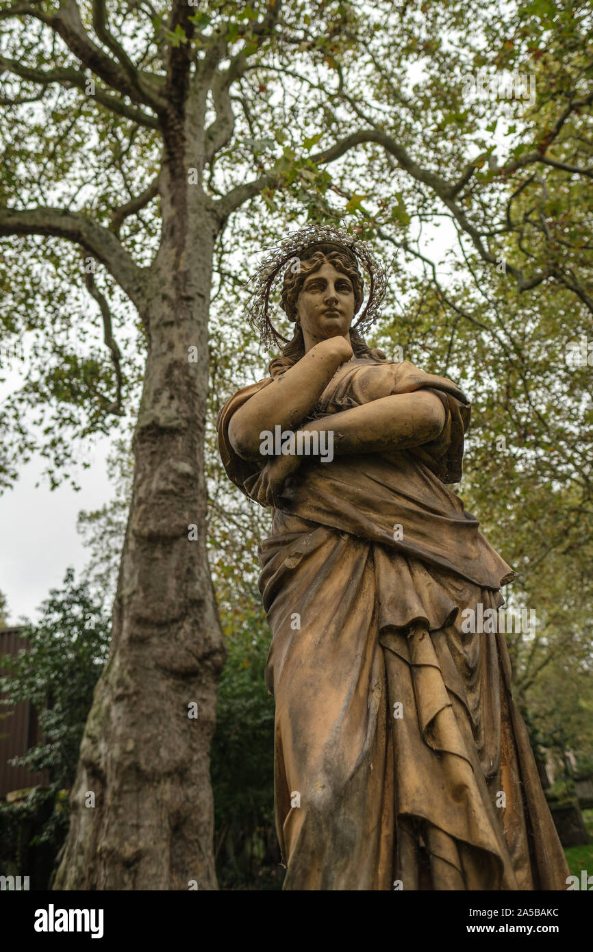 Euterpe estatua en St George's Gardens, Bloomsbury, Londres Foto de stock