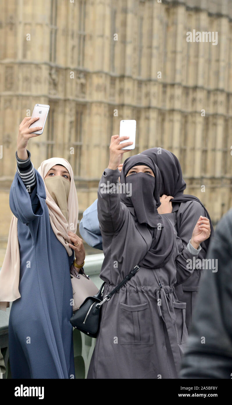 Cara musulmanas que llevaban el velo o niqab tomar selfies en Westminster, Londres, Reino Unido. Foto de stock