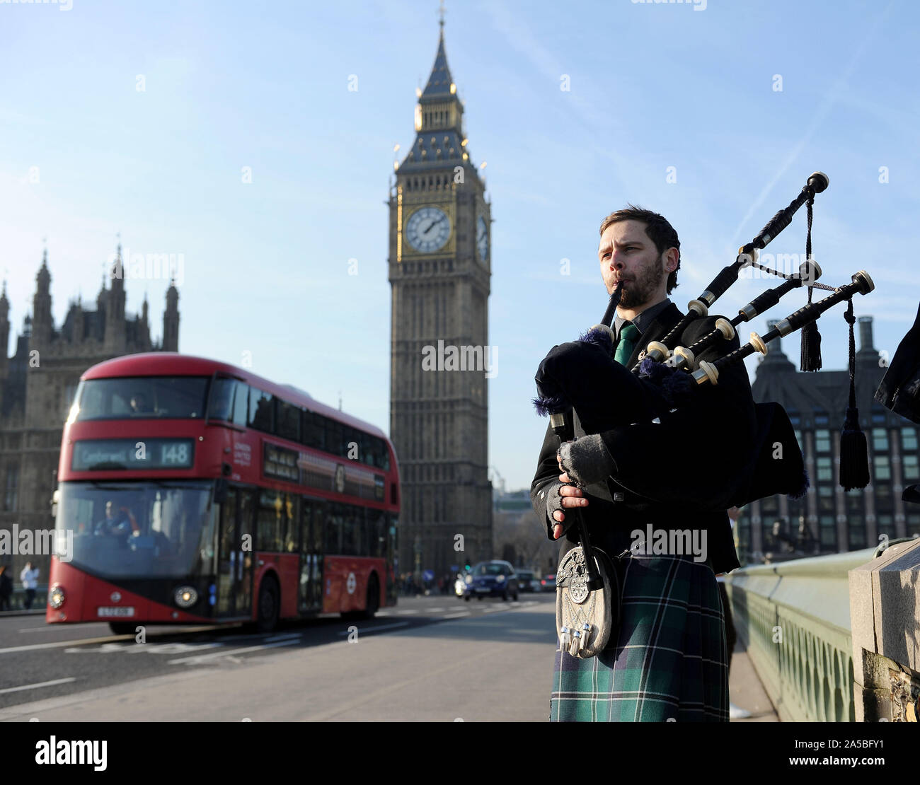 El hombre desempeña gaitas por el Big Ben, Londres, Reino Unido. Foto de stock