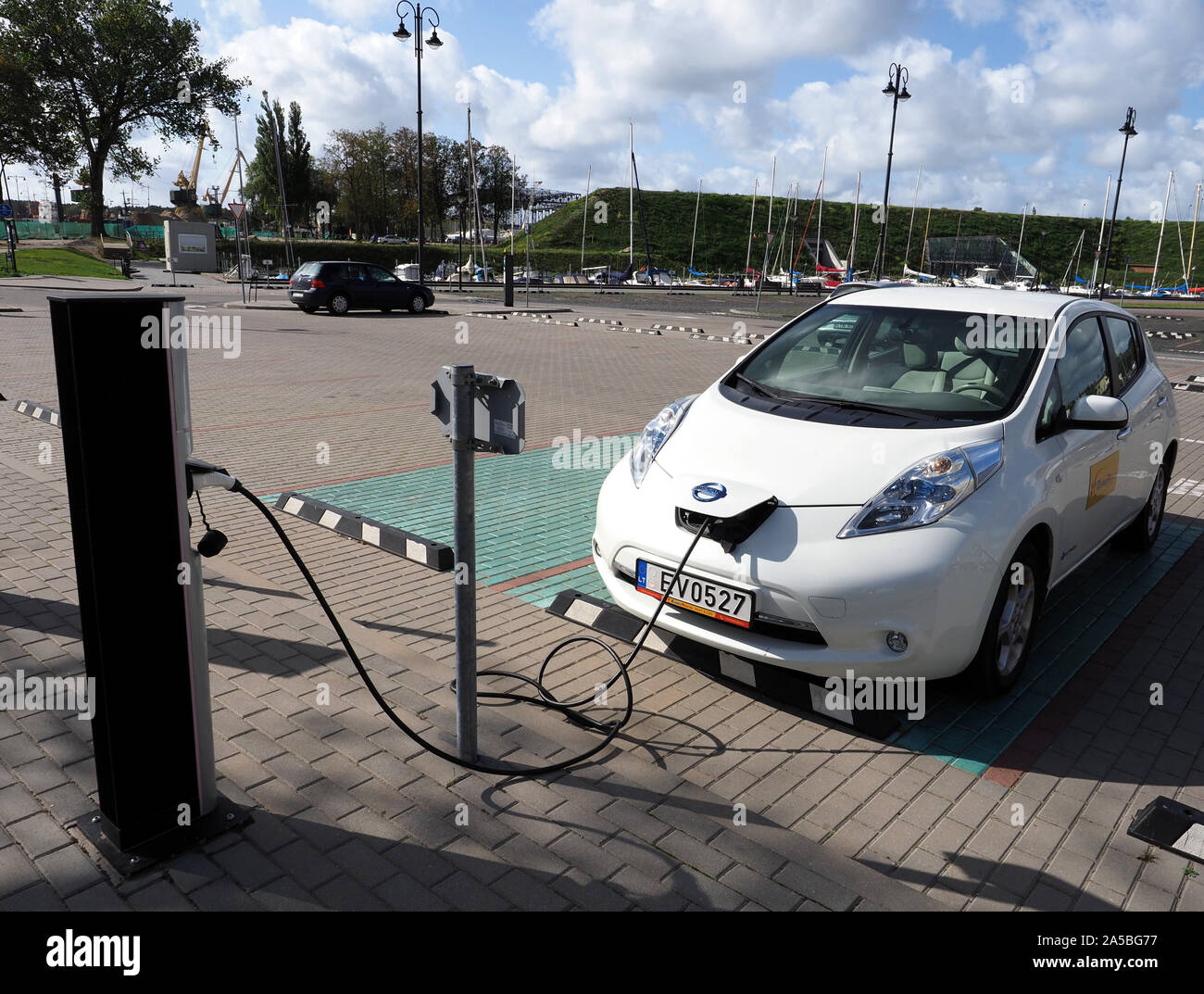 Un punto de carga de coches eléctricos en Klaipeda, Lituania. Foto de stock