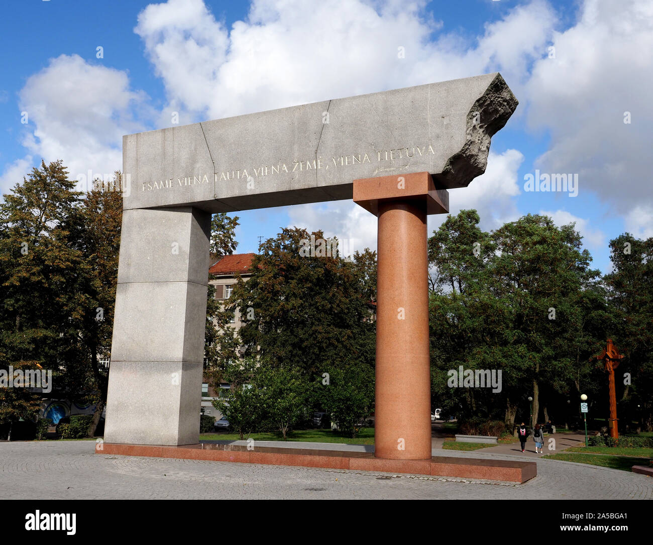 Monumento a las naciones de Lituania, Klaipeda, Lituania. El arco Monumento a las Naciones Lituania conmemora 80º aniversario de la unificación de Klaipeda Foto de stock