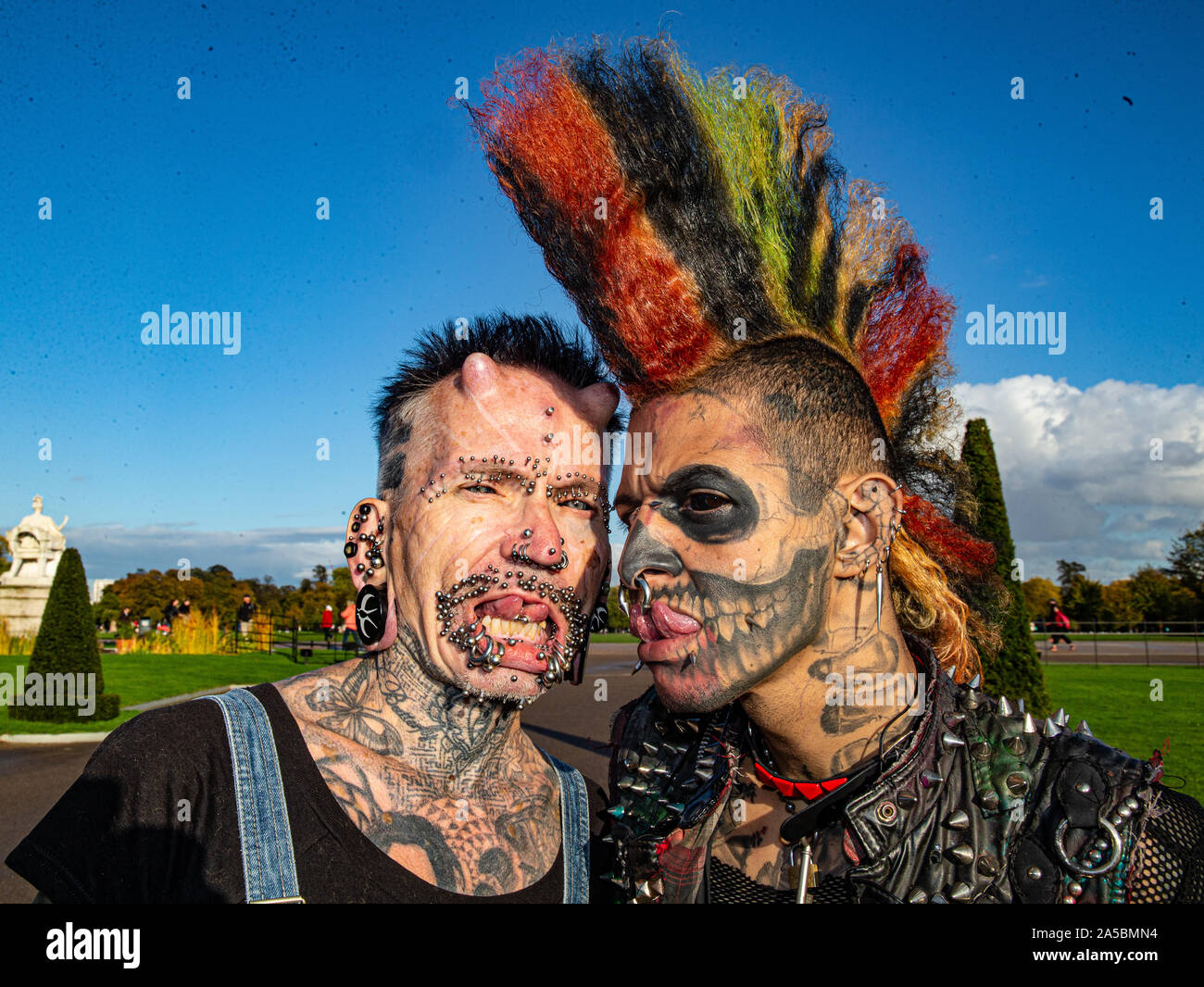 Londres Reino Unido 19 De Octubre De 2019 Rolf Buchholz De Guinness World Record Para El Hombre Que Tiene Una Asombrosa 516 Modificaciones Y El Brasileno Zombie Punk Hoy En Londres Pablo