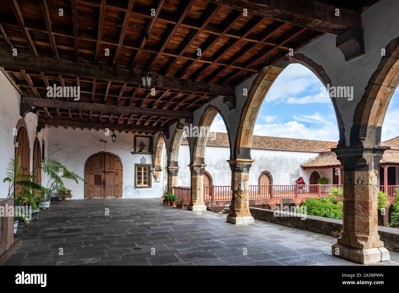 Los claustros y patio en el Convento de Santa Clara (Convento de Santa Clara), Funchal, Madeira, Portugal Foto de stock
