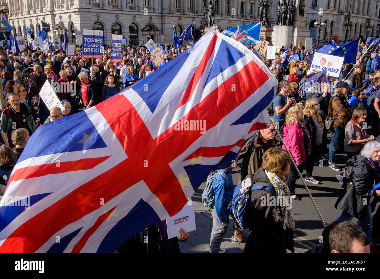 Londres, Reino Unido. 19 de octubre de 2019. Pro Unión Europea remainers tomar parte en la gran marcha y manifestación exigiendo una segunda votación popular en el Reino Unido la pertenencia a la UE. Foto de stock