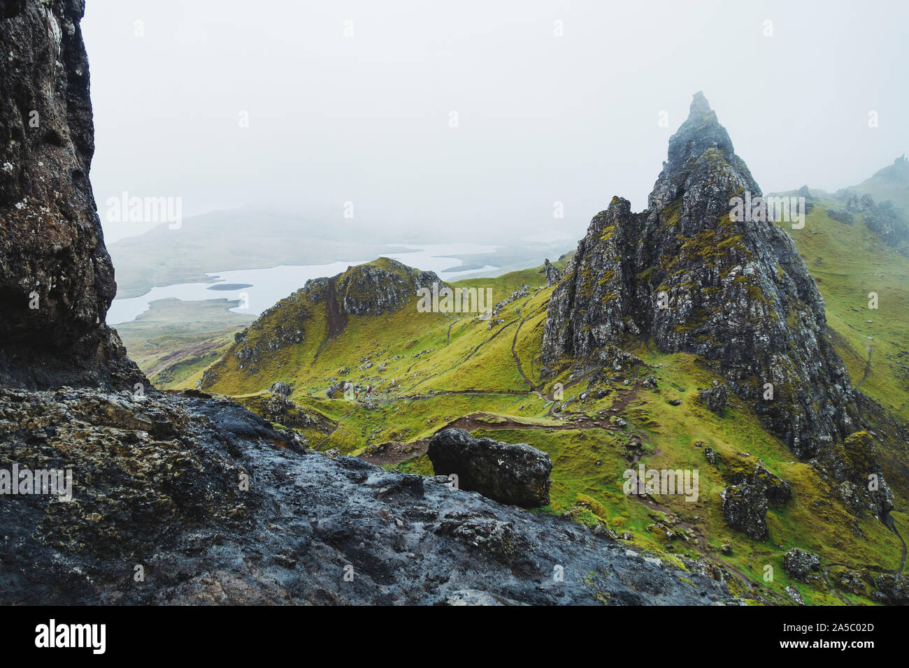 Un gris, lluvioso, día nublado en el viejo hombre de Storr, una famosa formación rocosa en la Isla de Skye, Escocia Foto de stock