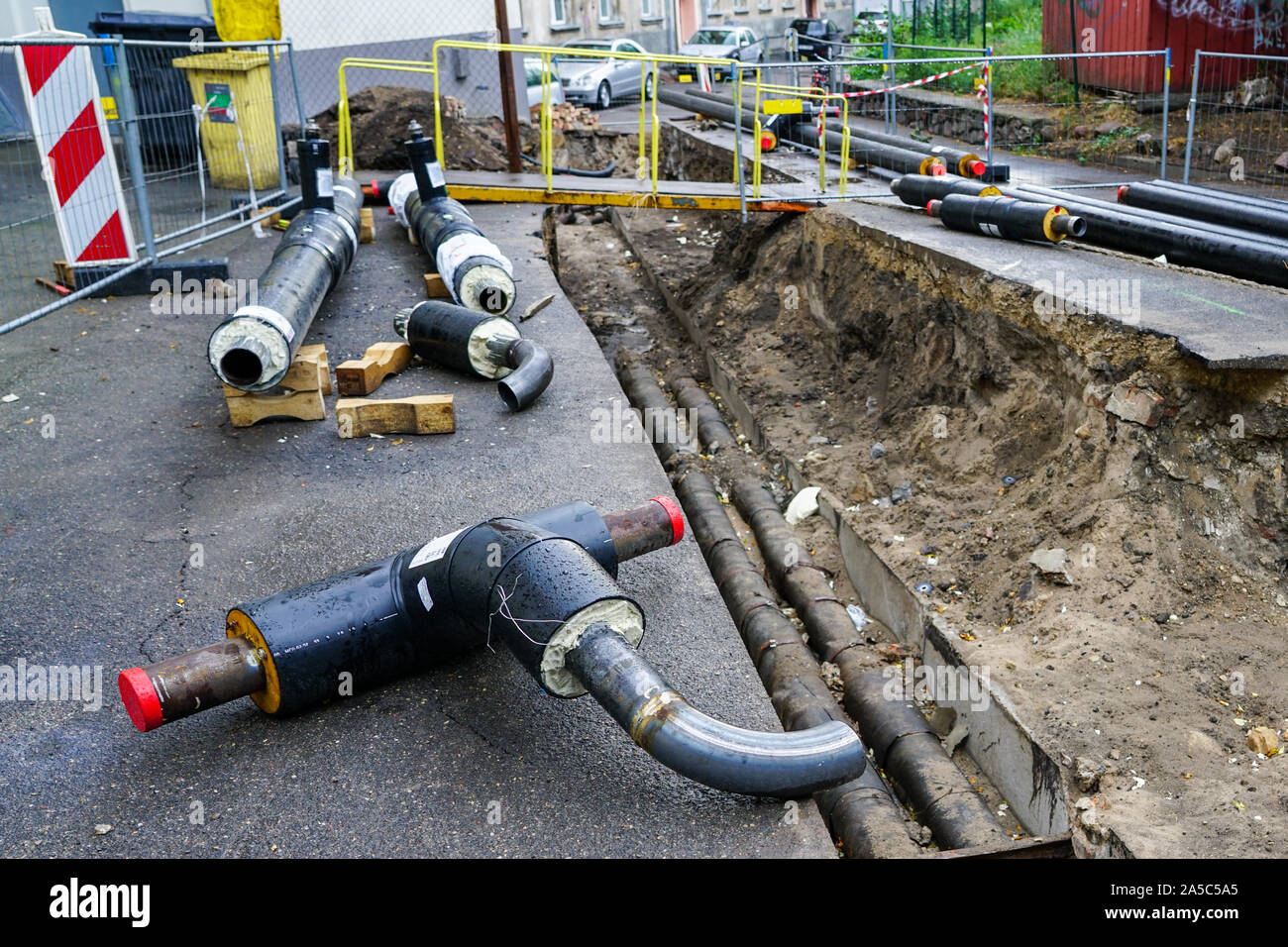 Sustitución de las tuberías del sistema de calefacción subterránea en la  calle de la ciudad Fotografía de stock - Alamy