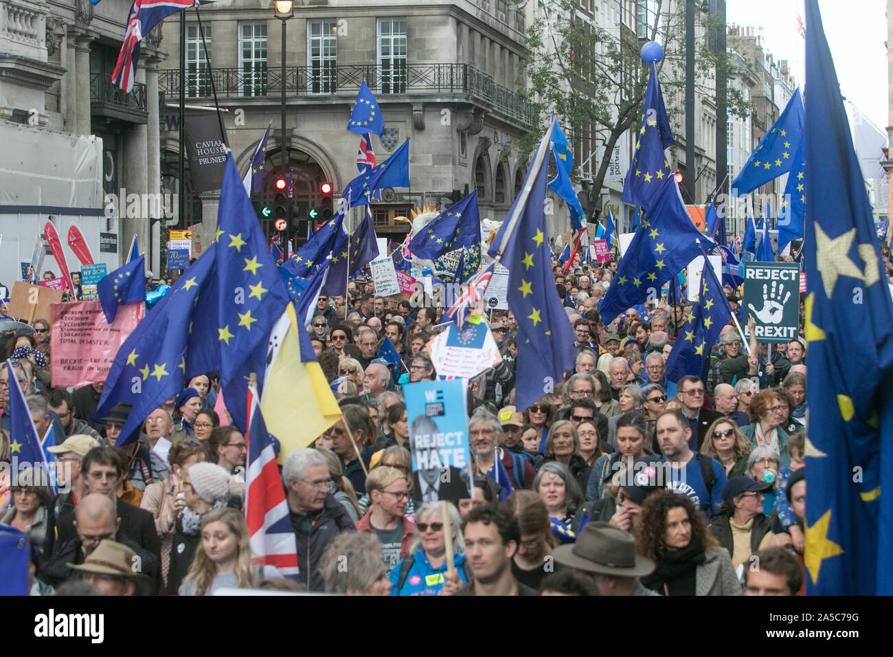 Miles de seguidores europeos onda anti Brexit banderas y pancartas durante la marcha al Parlamento para exigir una votación popular y una última palabra sobre el Primer Ministro Boris Johnson Brexit del acuerdo con la Unión Europea. Foto de stock