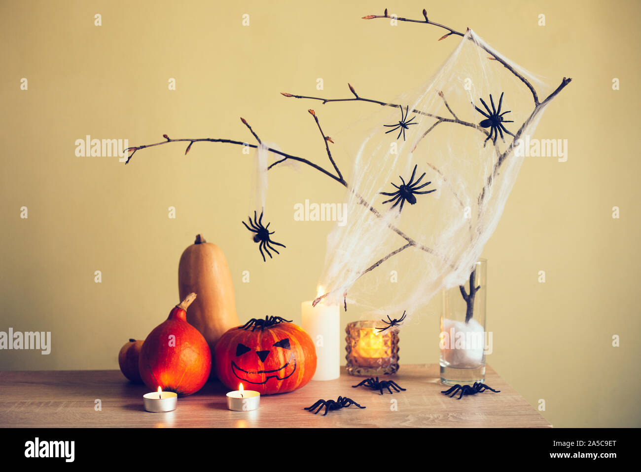 Halloween decoraciones hechas en casa con sucursales, arañas, web, velas y  calabazas. Vintage tonificación. Idea para el diseño de interiores  Fotografía de stock - Alamy