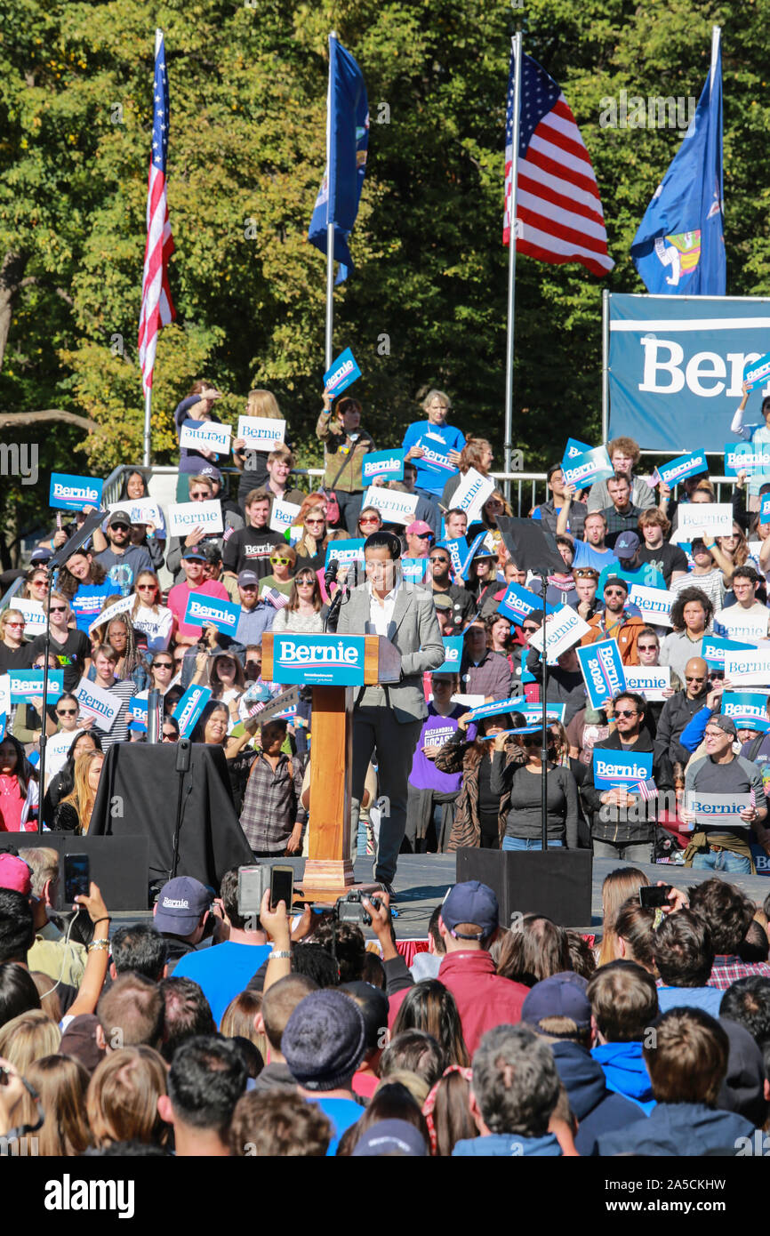 Queensbridge Park, Queens, Nueva York, Estados Unidos - 19 de octubre de 2019: Gran rally político "Bernie is Back" . Bernie Sanders a la campaña política Foto de stock