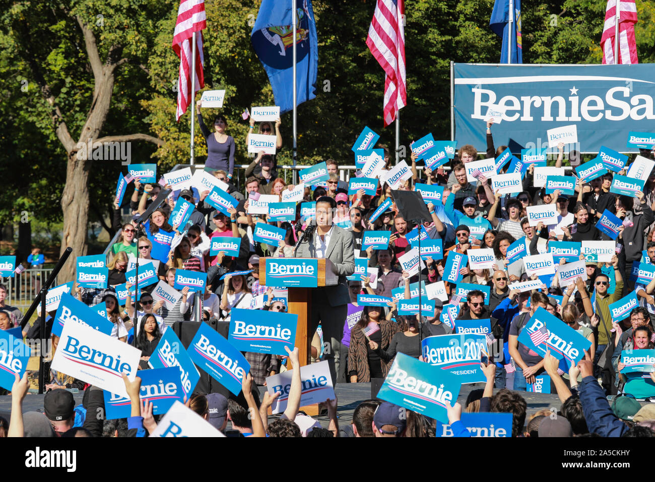 Queensbridge Park, Queens, Nueva York, Estados Unidos - 19 de octubre de 2019: Gran rally político "Bernie is Back" . Bernie Sanders a la campaña política Foto de stock