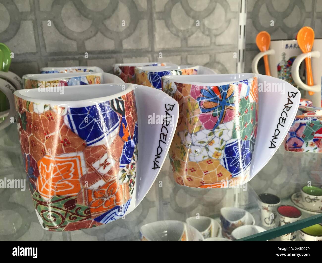 Las atractivas tazas , una especie de souvenir en Barcelona, España. Foto de stock