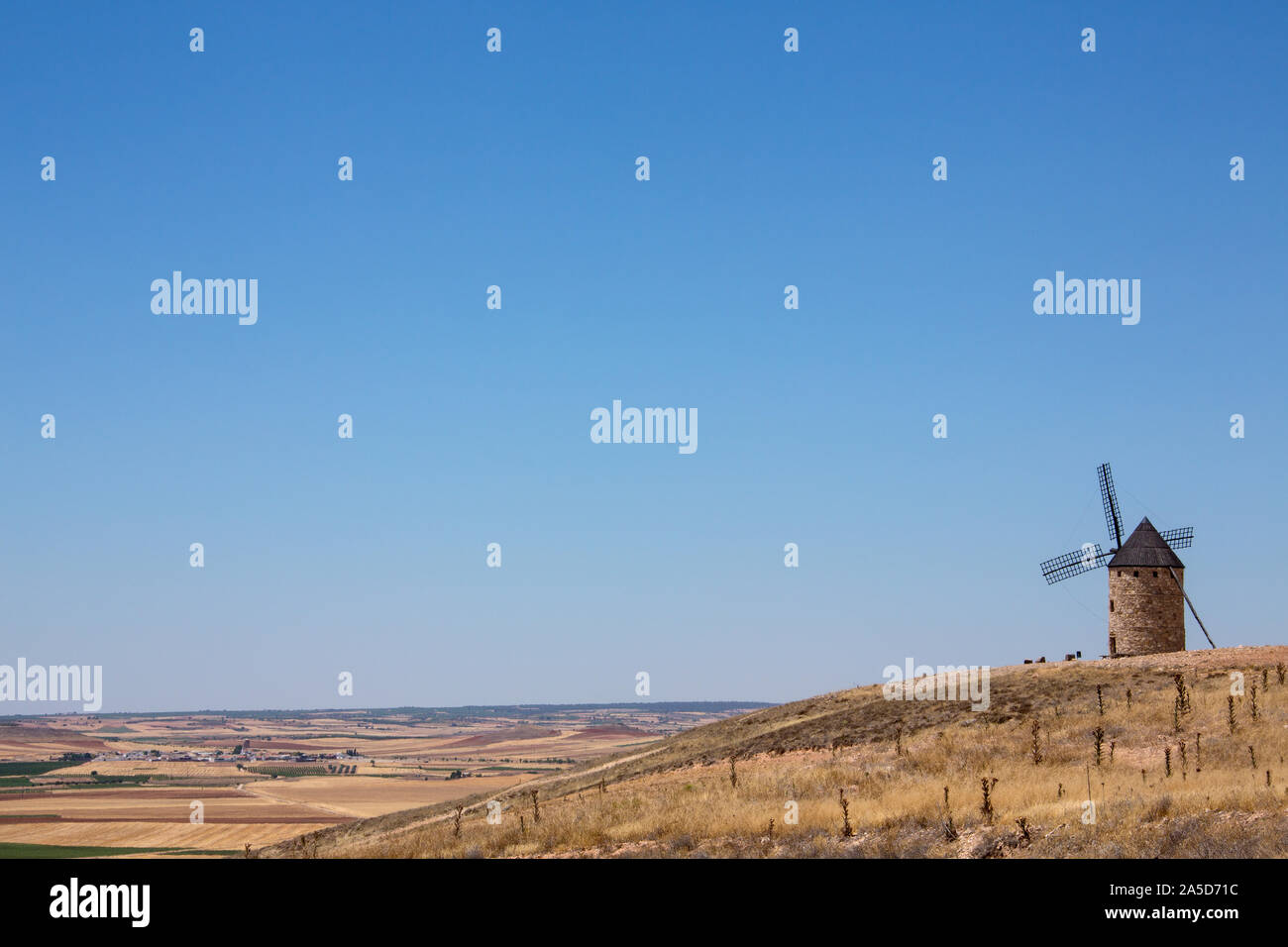 El molino de viento cerca de la ciudad de Belmonte, en la región de la Mancha central de España - Espacio para el texto. Foto de stock