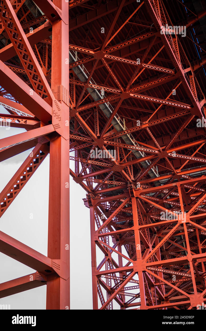 Estructura de hierro bajo el puente Golden Gate de San Francisco,  California, EEUU Fotografía de stock - Alamy