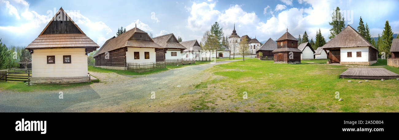 Antiguas casas tradicionales de madera de aldea en la región de Liptov Pribylina (Eslovaquia) - PANORAMA Foto de stock