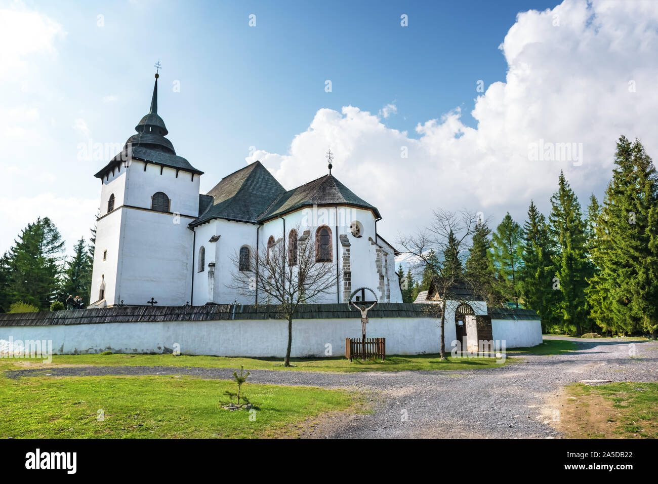 Early-Gothic iglesia de la Virgen María en la aldea en la región de Liptov Pribylina (Eslovaquia) Foto de stock
