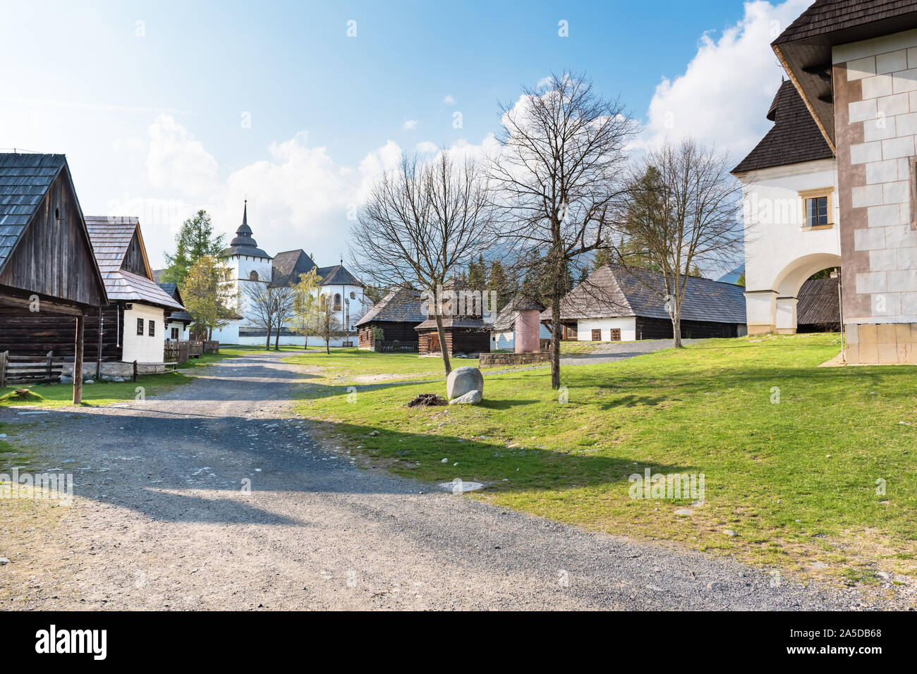 Antiguas casas tradicionales de la aldea en la región de Liptov Pribylina (Eslovaquia) Foto de stock