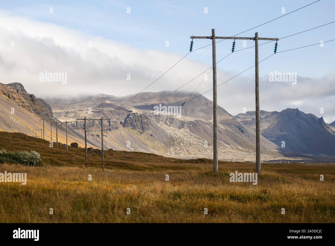 Los postes eléctricos de madera en Islandia Foto de stock