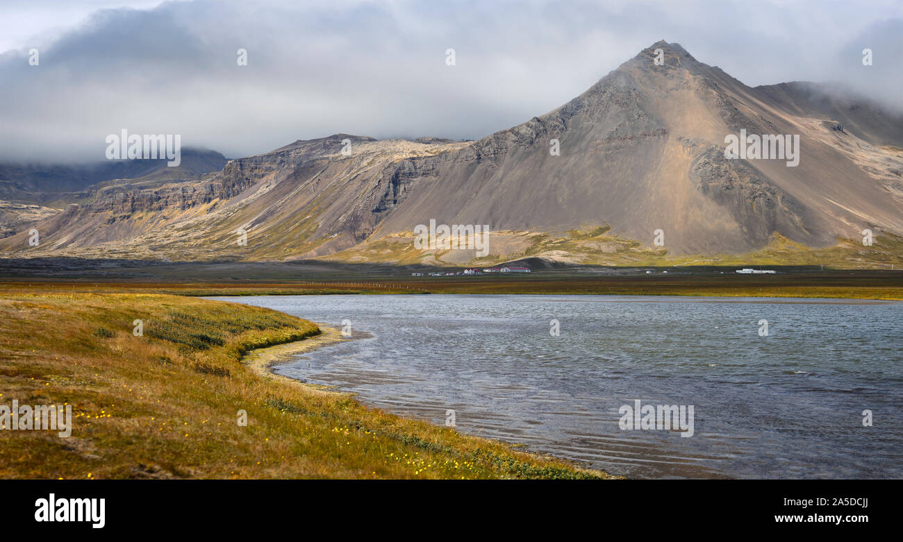 Hermoso paisaje de montaña en la península de Snaefellsnes, Islandia Foto de stock