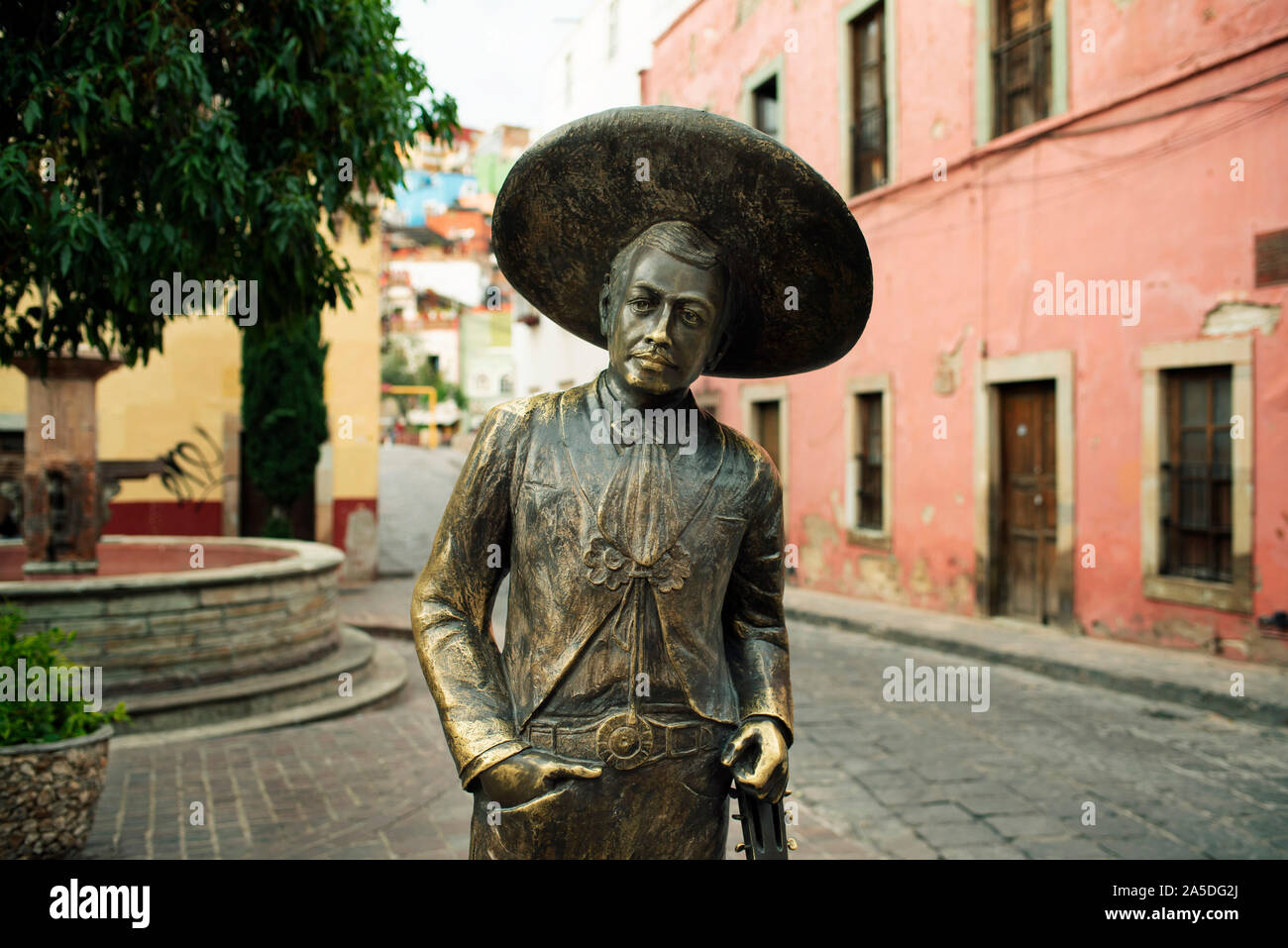 Escultura de bronce de Jorge Negrete, un famoso cantante y actor mexicano de la Edad de Oro del cine mexicano. Guanajuato, México Foto de stock