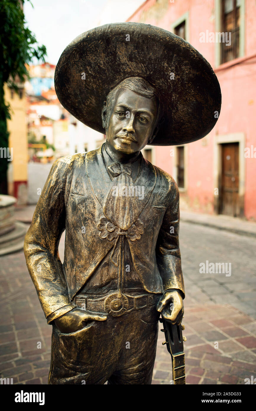 Cerca de la escultura de bronce de Jorge Negrete, un famoso cantante y actor mexicano de la Edad de Oro del cine mexicano. Guanajuato, México Foto de stock