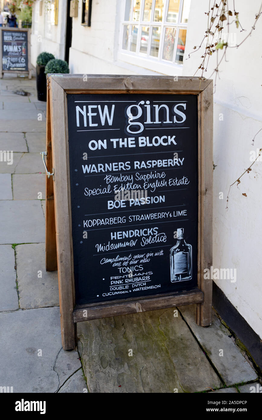 Blackboard anuncio fuera Pub Publicidad Gin o nuevas ginebras Stratford-upon-Avon Foto de stock