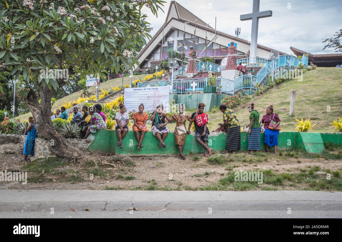 Las Islas Salomón, las Islas Salomón. 13 Oct, 2019. La gente se sienta  fuera de una iglesia en Honiara, Islas Salomón, el 13 de octubre del 2019.  Crédito: Zhu Hongye/Xinhua/Alamy Live News