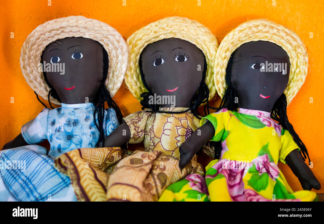 Fila de muñecas de trapo vistiendo ropas tradicionales, Madagascar Foto de stock