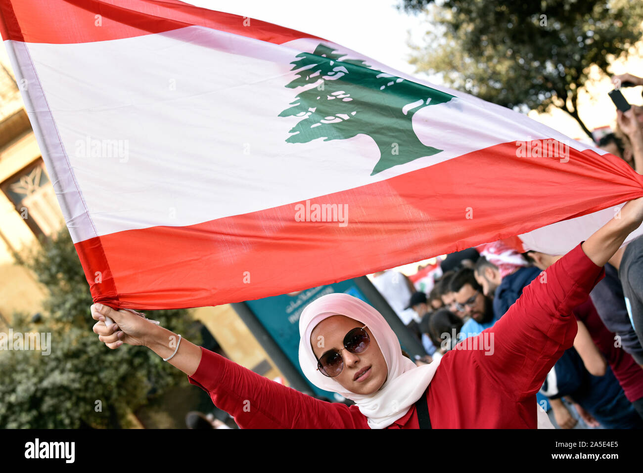 Los manifestantes antigubernamentales, el centro de Beirut, Líbano. 19 de octubre de 2019 Foto de stock