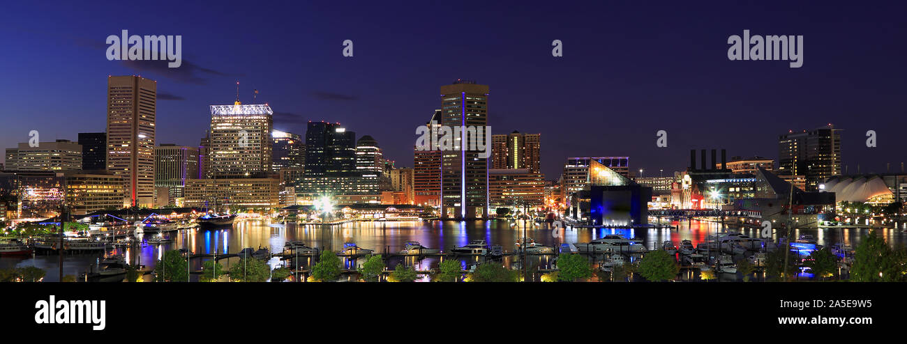 Colorido y horizonte de Baltimore Inner Harbor al anochecer, EE.UU. Foto de stock