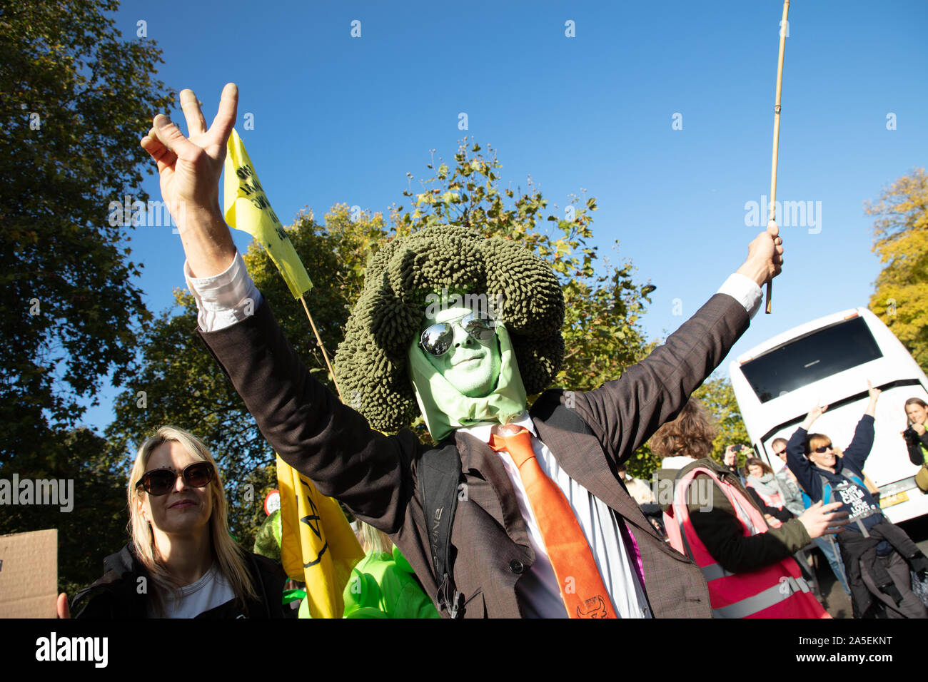 Señor brócoli o Roland Everson visto en Park Lane, Londres durante una marcha de protesta por el movimiento de rebelión Animal, una rama de extinción rebelión. Foto de stock