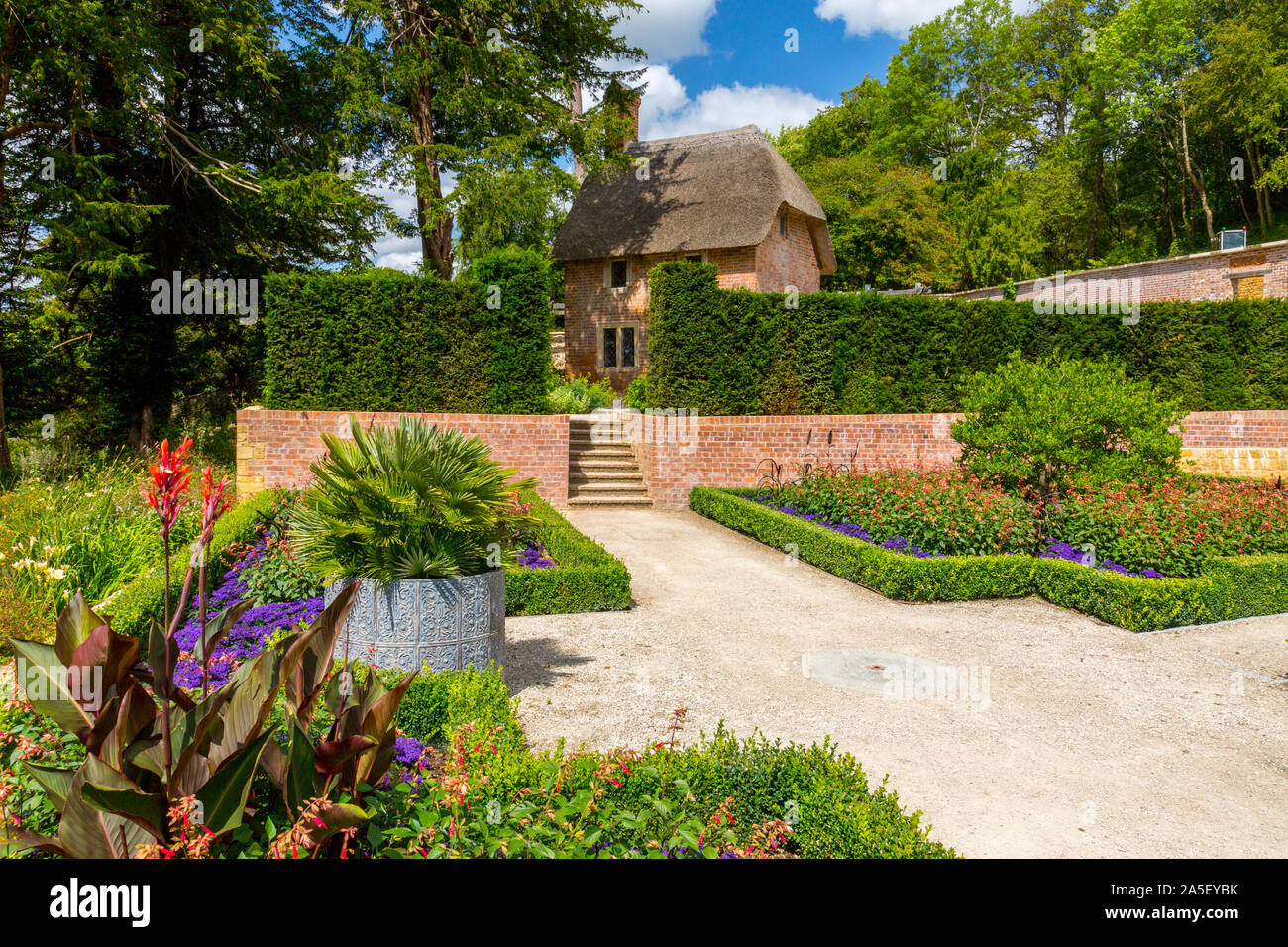 El colorido jardín de fragancia victoriano el recientemente restaurado 'newt' en Somerset Garden y el hotel, nr Bruton, Inglaterra, Reino Unido. Foto de stock