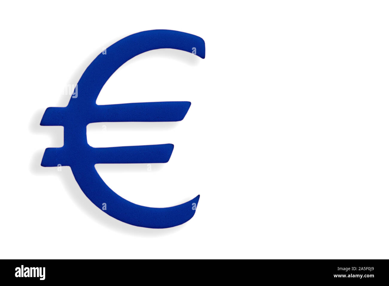 Símbolo de moneda de Euro azul aislado sobre fondo blanco. Foto de stock