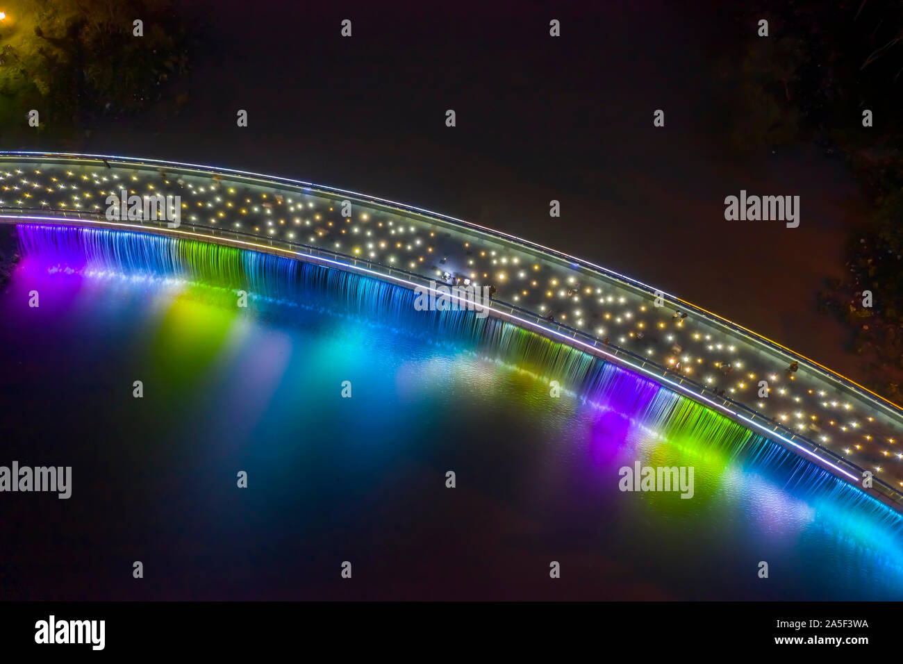 Anh Sao o Starlight Bridge es un puente peatonal con cascada y hermosa iluminación de colores en el río Saigón. Es una atracción turística Foto de stock