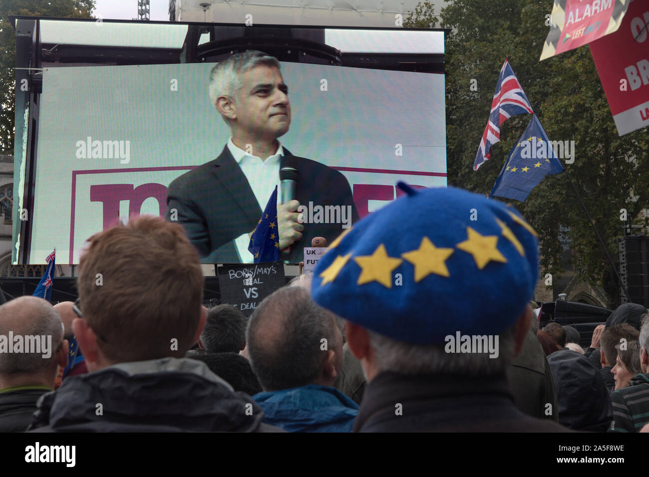 Sadiq Khan, el alcalde de Londres, asiste a los pueblos voto campaña TV pantalla de demostración en la Plaza del Parlamento. Super Brexit Sábado 19 de octubre de 2019 Londres, Reino Unido. HOMER SYKES Foto de stock