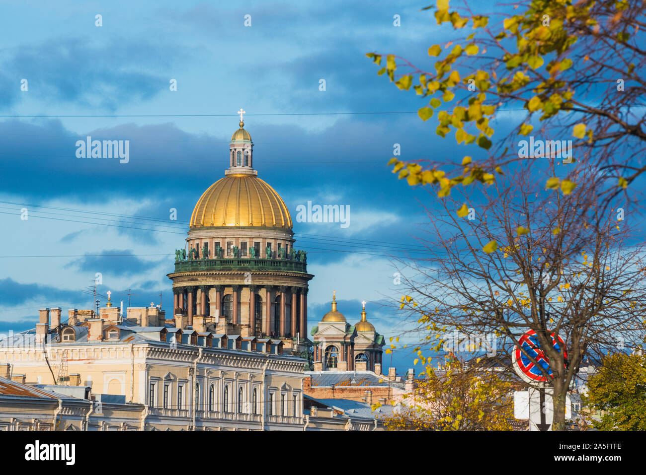 San Petersburgo (Rusia): la Catedral de San Isaac y el otoño, los árboles. Foto de stock