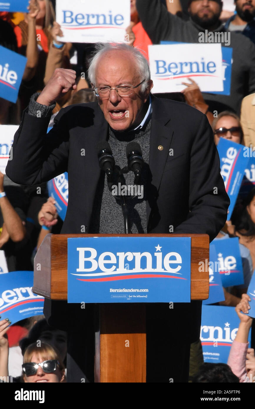 Aspirante a candidato presidencial demócrata, el Senador por Vermont, Bernie Sanders, habla durante un mitin en la espalda de Bernie Queensbridge Park. Foto de stock