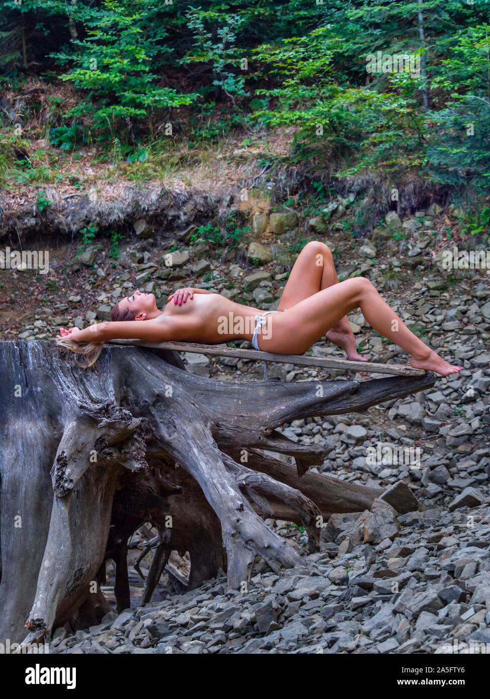 Mujer joven semi-desnuda en la naturaleza Fotografía de stock - Alamy