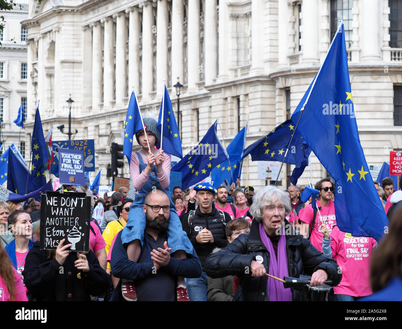 Vista de anti Brexit manifestantes marchando hacia abajo Whitehall en Londres durante el voto popular de marzo el sábado 19 de octubre de 2019 Foto de stock
