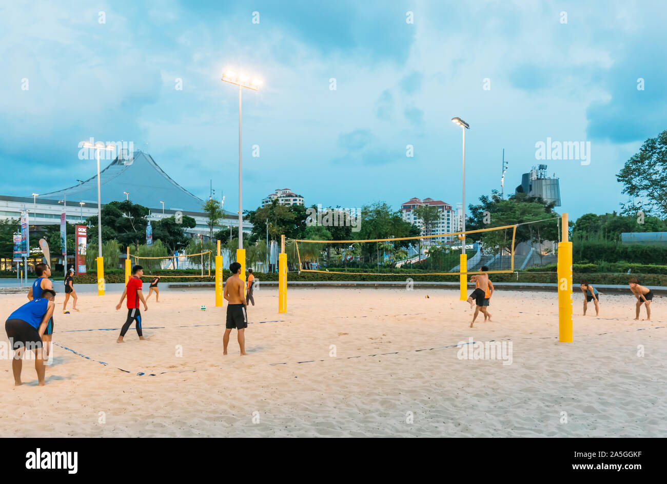 Singapur-14 Jun 2018: Personas jugar al voley playa en Singapur deporte espacio abierto del cubo Foto de stock