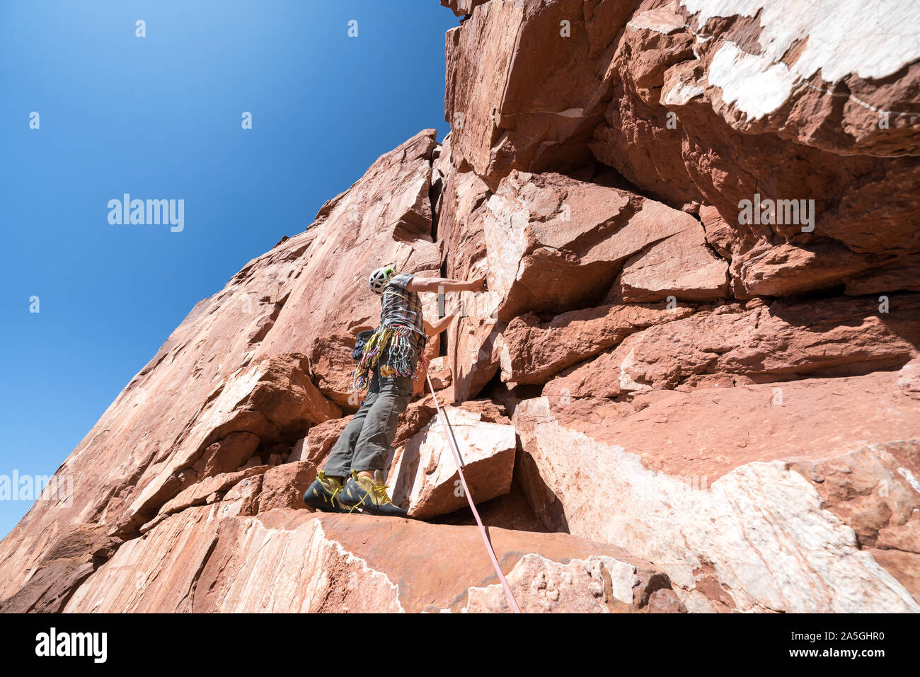 Escalada en roca el Castleton tower en Moab, Utah, EE.UU. Foto de stock