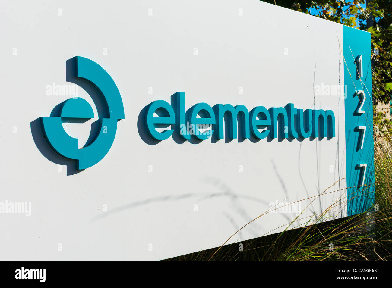 Elementum firmar y logotipo. Elementum es el software-as-a-service compañía detrás de la primera nube plataforma nativa de orquestación de la cadena de suministro Foto de stock