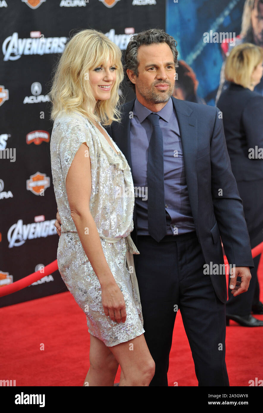 Foto: Mark Ruffalo e a mulher, Sunrise Coigney, vão juntos ao lançamento do  filme 'Os Vingadores 2', em Los Angeles, Estados Unidos - Purepeople